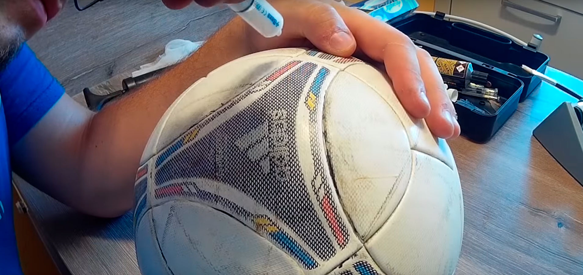 Как отремонтировать футбольный мяч?