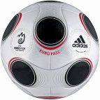 м'яч Євро 2008 "Європас" - перший м'яч сконструйований не з пентагональних деталей. М'яч Євро 2012 використовує власну схему будови. 