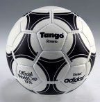 Перший м'яч із серії "Танго" у класичному дизайні - Tango Rosario 1978 року. М'яч Євро 2012 "Танго 12" став реінкарнацією даної моделі. 