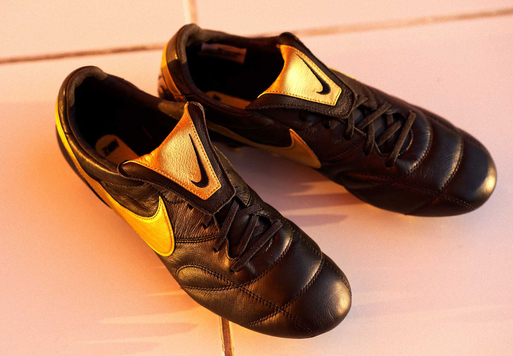 Nike презентуют бутсы модели Premier II в новой расцветке "Black/Gold"