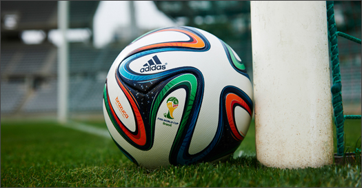 Brazuka c логотипами Чемпионата Мира 2014 в Бразилии и Адидас. 