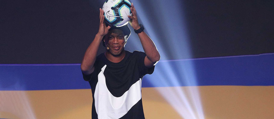 Роналдиньо представил миру официальный мяч Кубка Америки по футболу 2019 года Nike Rabisco