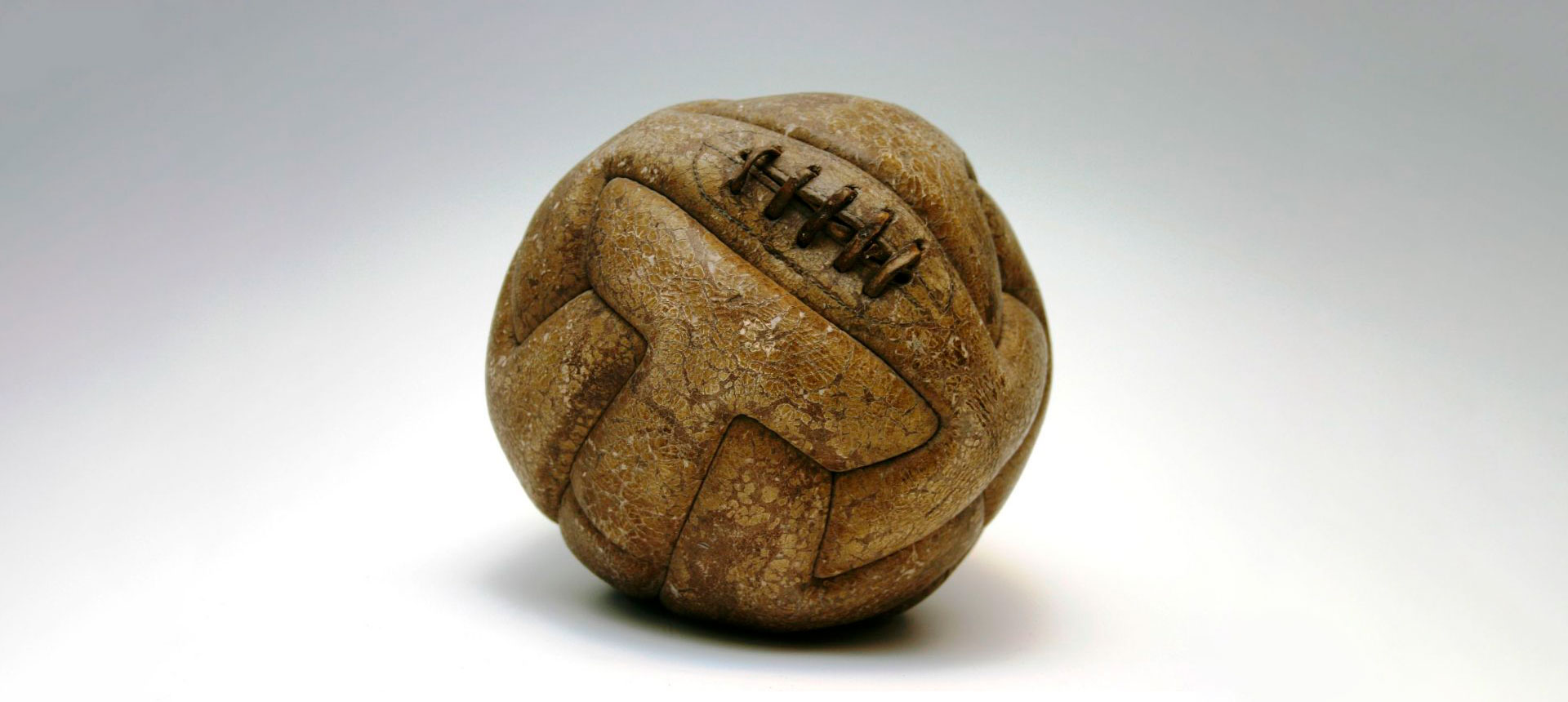 Хто / Де / Коли придумав / винайшов футбольний м'яч? 