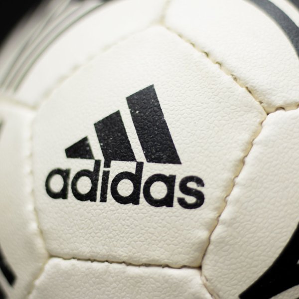 Футбольний м'яч підвищеної міцності зі зниженим відскоком Adidas Tango Sala Street Skilz AZ5192